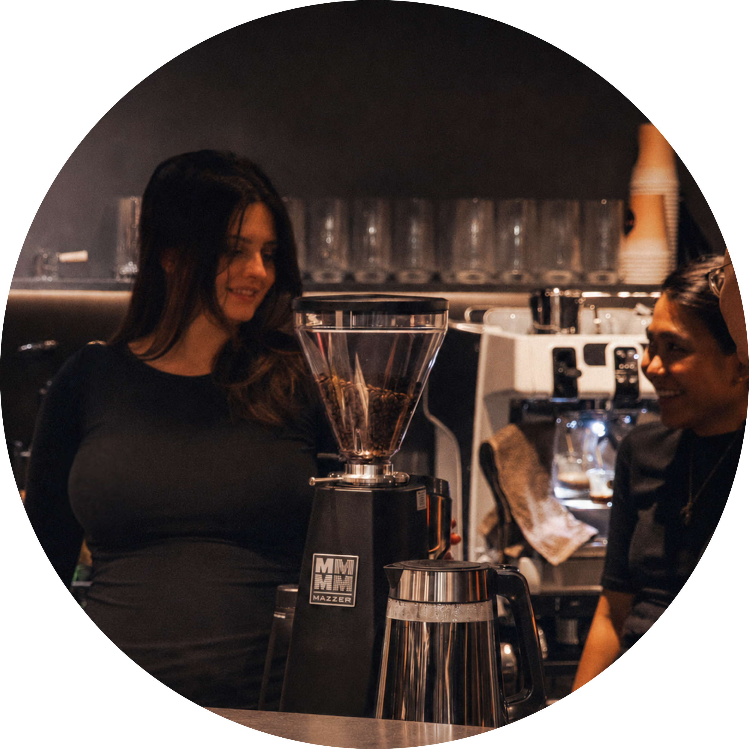 BOBO-barista valmistamassa juomaa käsin
