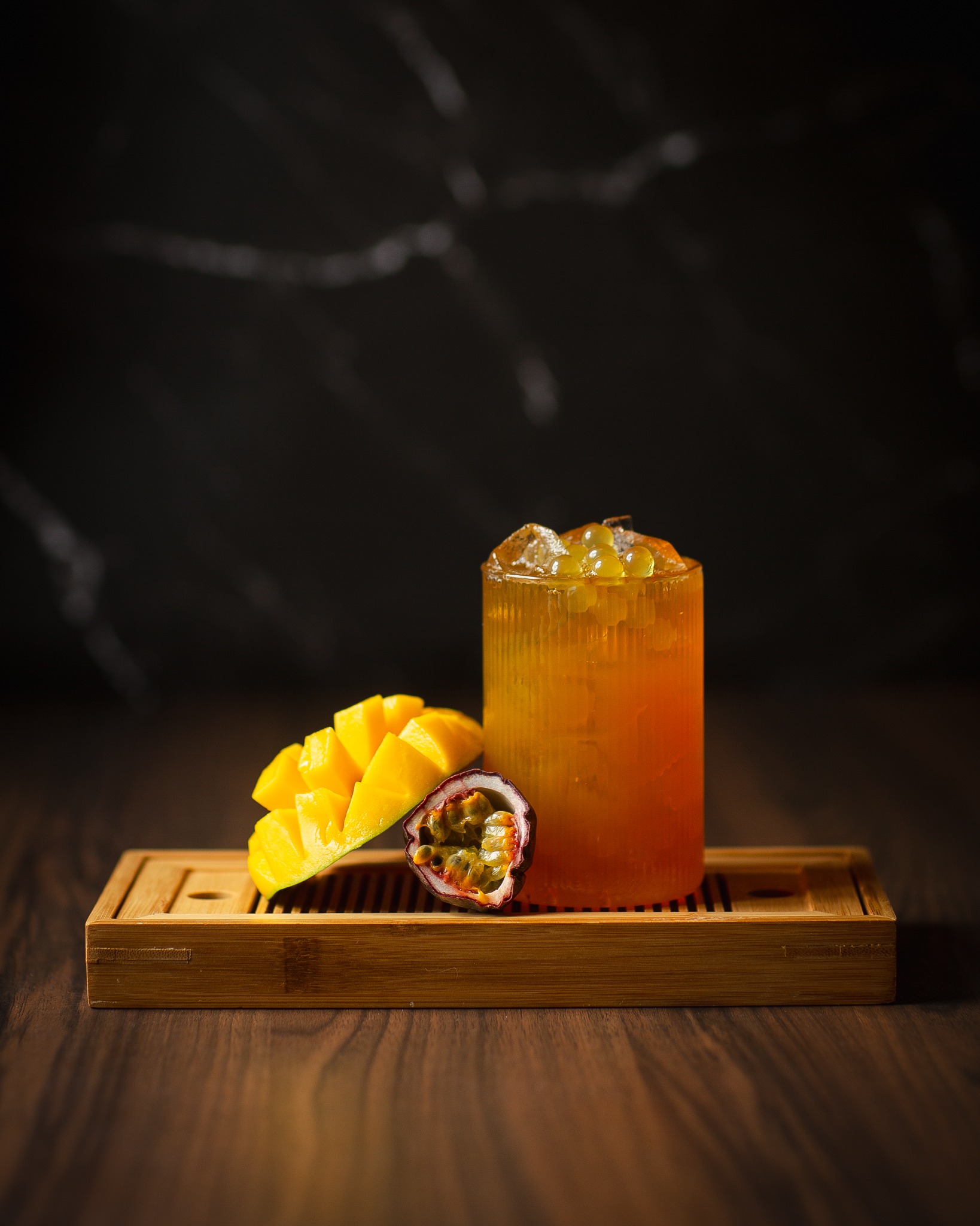 Mango-passionhedelmäjuoma bambutarjottimella