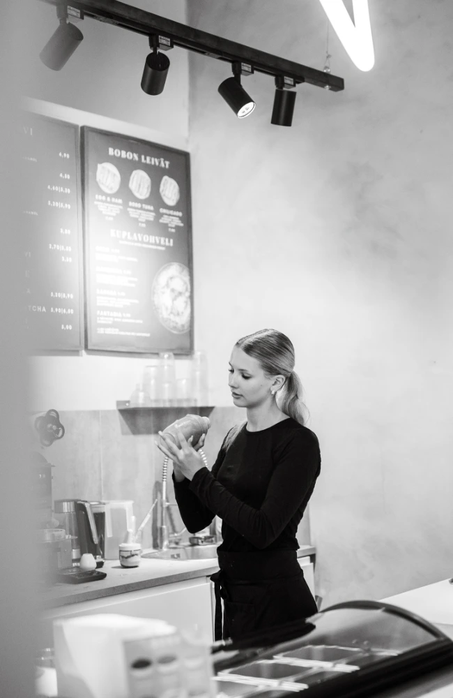 boba barita shaking a drink, barista sheikkaamassa juomaa