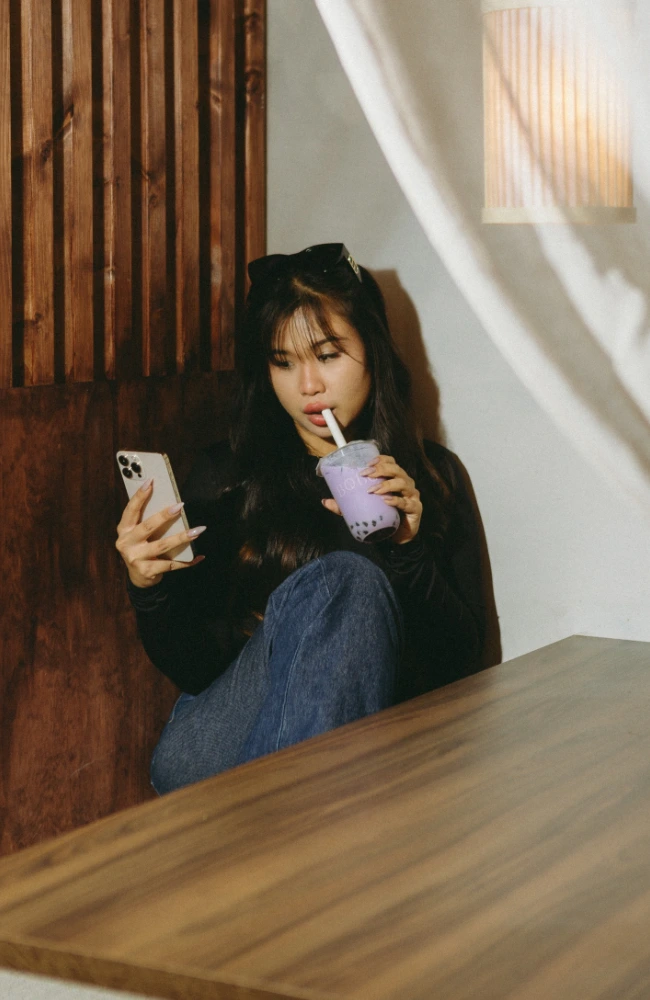 tyttö juomassa taro bobaa bobo kahvilassa