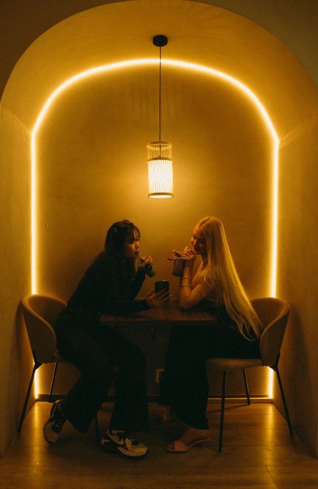 2 kaveria esteettisessä kahvilassa