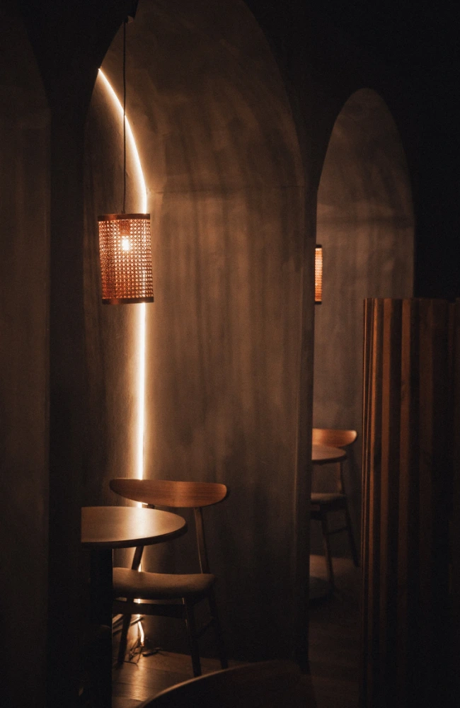 esteettinen kahvila, kaaret led nauhoilla